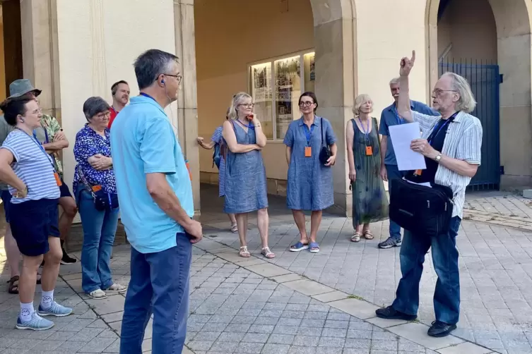 Werner Sch&auml;fer bei einer F&uuml;hrung in Frankenthal.
