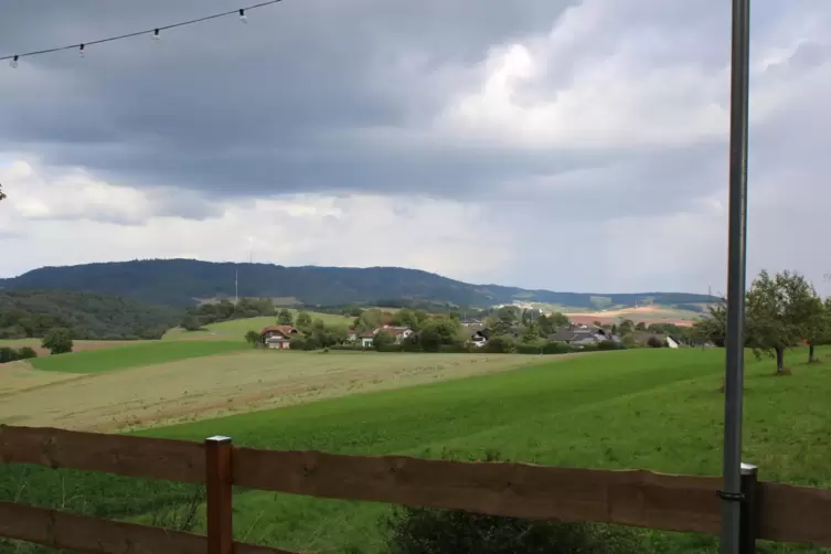 Typisch Pf&auml;lzerwald-H&uuml;tte: Die Aussicht kann sich sehen lassen. 