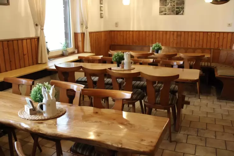 Ein Blick ins Innere der H&uuml;tte: Der urige Gastraum. 