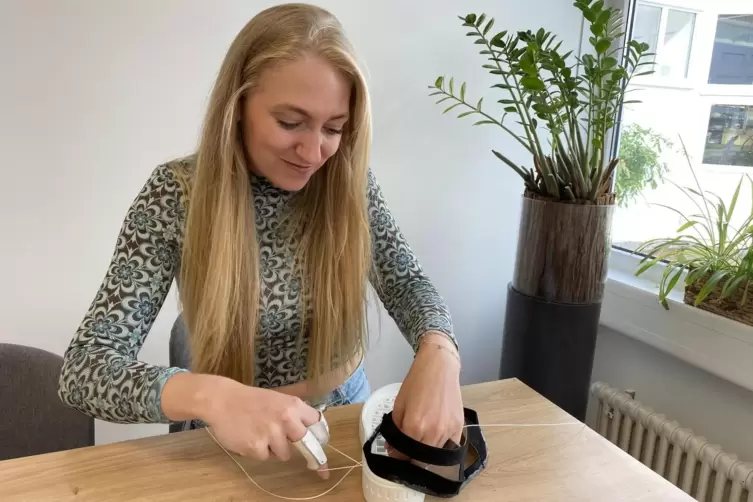 Lena Fuhrmann vom Designteam zeigt, wie ein Schaft von Hand an eine Sohle gen&auml;ht wird.