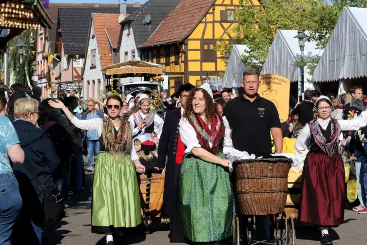 Irdischer unterwegs: die Trachtengruppe. 
