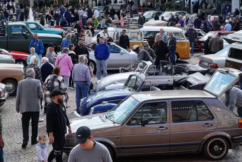 Der Schlossplatz war am Sonntag ein Paradies für Freunde historischer Fahrzeuge. Rund 150 Oldtimer wurden hier von ihren Besitze