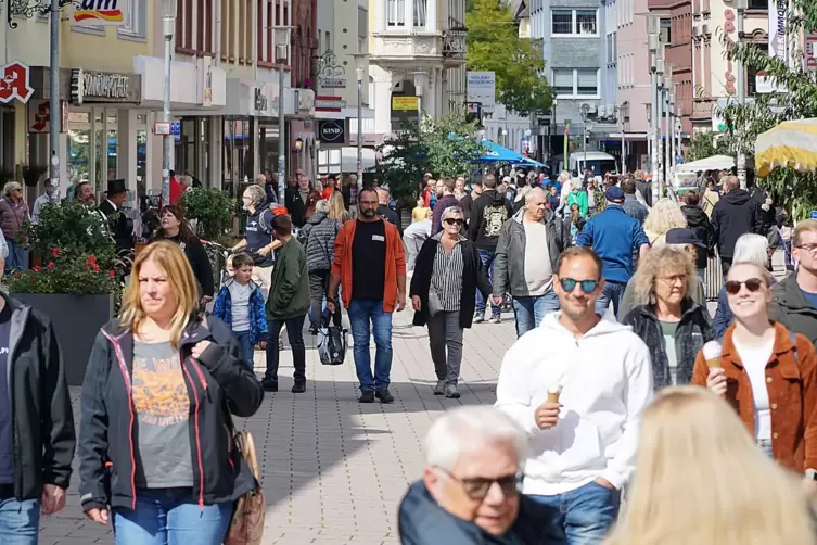 Bei herrlichem Wetter war auch die Fu&szlig;g&auml;ngerzone gut gef&uuml;llt. Viele L&auml;den hatten von 13 bis 18 Uhr ge&ouml;ffnet. 