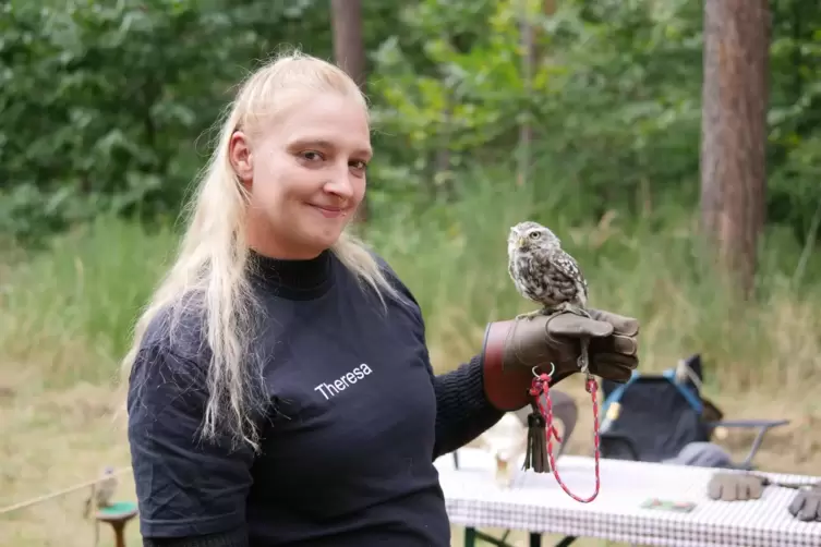 Theresa von der Falknerei Birds of Prey hat unter anderem Steinkauz Pumuckl zum Walderlebnistag mitgebracht. 
