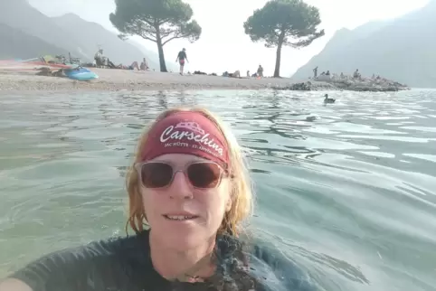 Angekommen: Christine Posselt geht spontan baden, nachdem sie erstmals am Ufer des Gardasees steht.