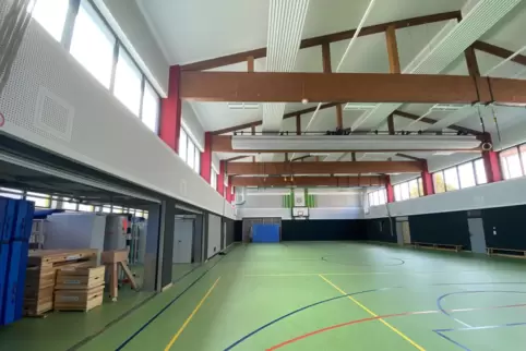 Alles neu in der Turnhalle: vom grasgrünen Boden bis zum gedämmten Dach. 