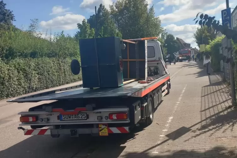 Der Anh&auml;nger des Gef&auml;hrts wird nach dem Unfall abtransportiert. 