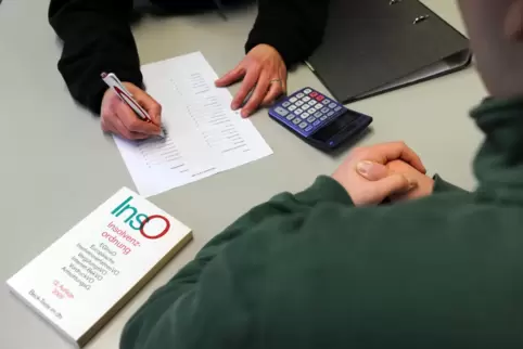Wer nicht weiß, wie er aus der Schuldenfalle kommt, kann Hilfe von Experten suchen.