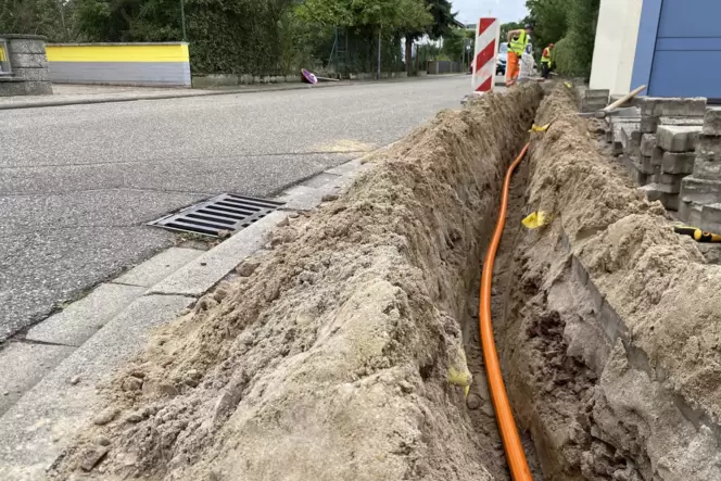 Während in Lambsheim noch gewartet wird, reißen Bagger in Bobenheim-Roxheim schon die Bürgersteige auf. Während in Lambsheim noch gewartet wird, reißen Bagger in Bobenheim-Roxheim schon die Bürgersteige auf.