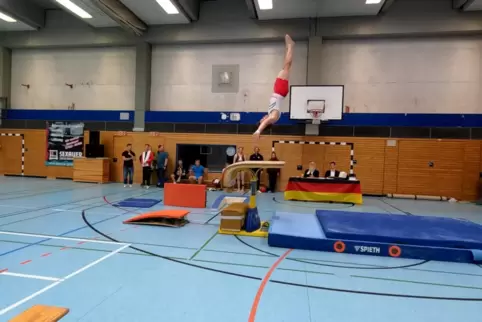 Lukas Eichhorn vom TV Morlautern bei der DM im Jahn-Neunkampf beim Sprung.