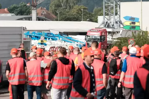 Streikende Tadano-Arbeiter, hier vor dem Werk Dinglerstraße. Streikende Tadano-Arbeiter, hier vor dem Werk Dinglerstraße.