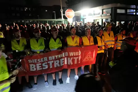 Wie hier am 5. September soll auch am Mittwochmorgen vor dem Tor des Tadano-Werks Wallerscheid demonstriert werden. Wie hier am 5. September soll auch am Mittwochmorgen vor dem Tor des Tadano-Werks Wallerscheid demonstriert werden.