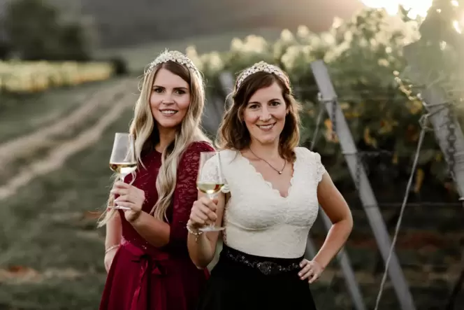 Werden gekrönt: Weinprinzessinnen der Südlichen Weinstraße, Jacqueline Dyck-Laux (re.) und Susanna Singer.