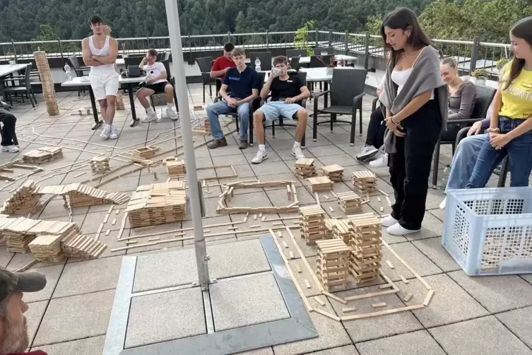 T&uuml;fteln im Burghof: Der neue Azubi-Jahrgang hatte in der Einf&uuml;hrungswoche in Altleiningen auch die Aufgabe, eine Stadt energetis