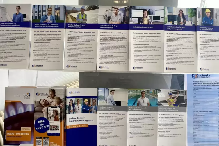 &Uuml;ppige Auswahl: Flyer mit den diversen Ausbildungsprofilen bei den Stadtwerken.