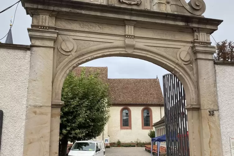 Durch historisches Portal zur Schule: Eingang im Hasenpfuhl.