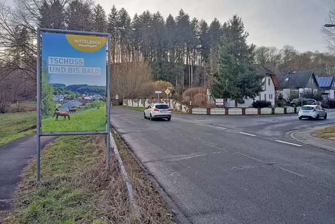 Ein Fahrbahnteiler soll es Radfahrern an der Kreuzung Altheimer und Hengstbacher Straße (rechts) in Mittelbach künftig ermöglich Ein Fahrbahnteiler soll es Radfahrern an der Kreuzung Altheimer und Hengstbacher Straße (rechts) in Mittelbach künftig ermöglich