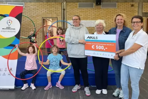 Sabrina Brestel, Inklusionslotsin des Landessportbundes Pfalz für die Region Süd- und Südwestpfalz, überreicht einen Scheck über Sabrina Brestel, Inklusionslotsin des Landessportbundes Pfalz für die Region Süd- und Südwestpfalz, überreicht einen Scheck über