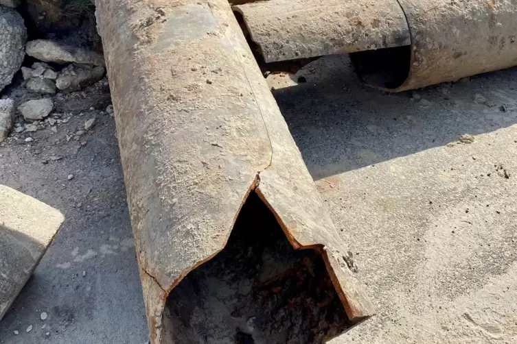 Zerteilt: die alte Trinkwasserleitung mit dem Riss. 