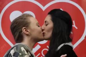 Seit 2017 dürfen in Deutschland auch gleichgeschlechtliche Paare heiraten. Hier ein Bild aus Nordirland, wo das erst seit 2020 m