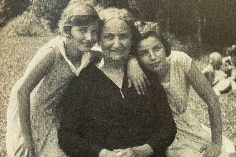 Oma Mina mit Enkelinnen Sue und Ruth Levy.