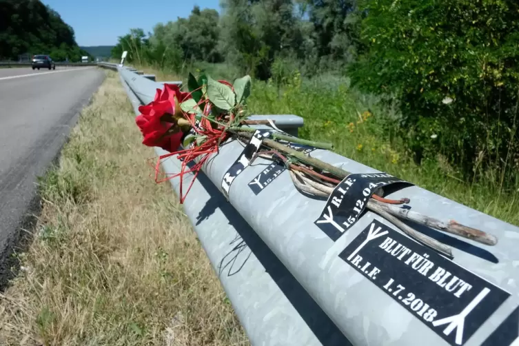Familie und Freunde des Opfers haben an der Leitplanke nahe der Unfallstelle Rosen angebracht.
