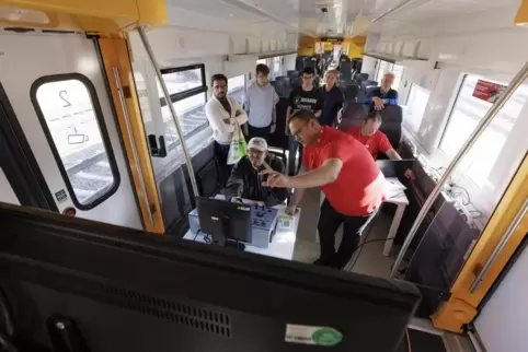 Einmal in den Alltag eines Lokführers hineinschnuppern: Christian Hemmer (vorne rechts) erklärt den Fahrsimulator beim „Tag der 