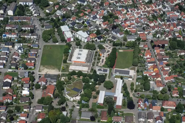 Auch f&uuml;r Veranstaltungen in der Rheinhalle in Maximiliansau (Bildmitte) und der Tullahalle (rechts, vor der Tullawiese) fehlen T