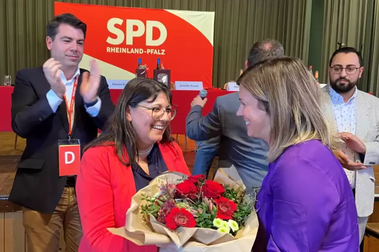 Blumen f&uuml;r die Siegerin. Jennifer Braun, Co-Vorsitzende des SPD-Unterbezirks S&uuml;dpfalz, gratuliert Yildiz H&auml;rtel. Thomas Hitschle