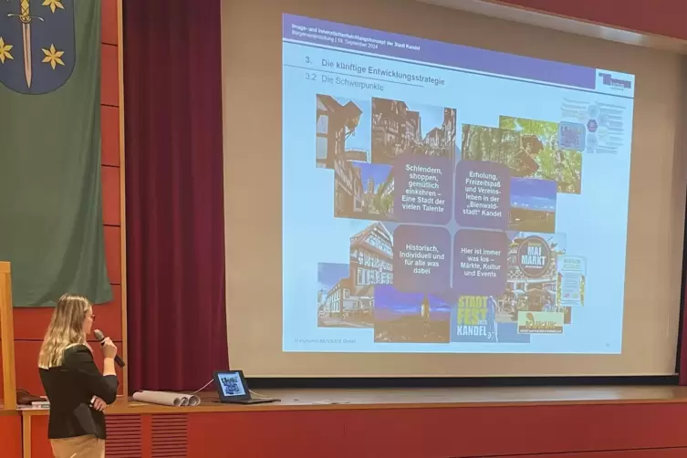 Anneke Hauser von imakomm bei der Pr&auml;sentation der Umfrageergebnisse/Teilnehmer bei den vier Workshops. 