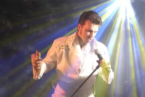 Verwaltungsmitarbeiter Mike Lemke als Elvis Presley. In diese Rolle schlüpft der Bobenheim-Roxheimer Verwaltungsmitarbeiter, der