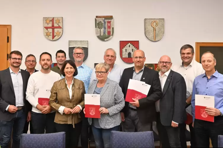 Gruppenbild mit Wirtschaftsministerin: Daniela Schmitt (5.v.l.) im Kreise der Bürgermeister des Lambrechter Tals sowie mit dem C