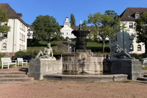Im Hintergrund sind die große Treppe und das Mittelgebäude mit dem Türmchen zu sehen. Im Hintergrund sind die große Treppe und das Mittelgebäude mit dem Türmchen zu sehen.