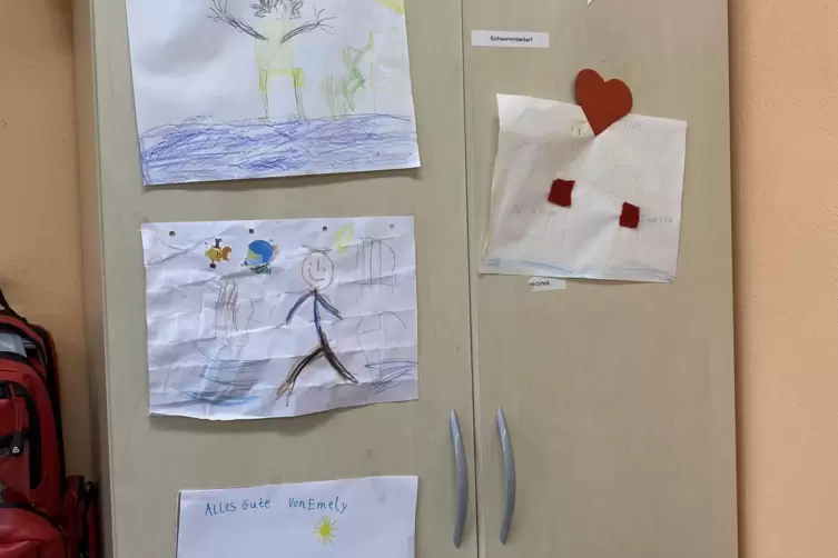 J&uuml;ngere Badeg&auml;ste haben Timo Graf zum Abschied Bilder gemalt. 