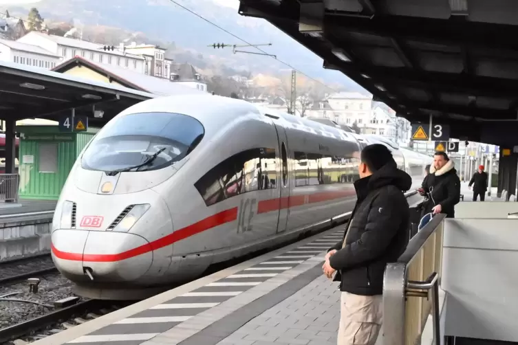 Der neue ICE von Saarbrücken nach Berlin hält auch in Kaiserslautern und Neustadt (Foto). 