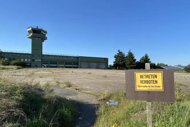 Wie geht es im Gewerbepark Sembach weiter? Der ehemalige Flugplatz der US-Streitkräfte in Sembach – im Bild der Tower – gehört d Wie geht es im Gewerbepark Sembach weiter? Der ehemalige Flugplatz der US-Streitkräfte in Sembach – im Bild der Tower – gehört d