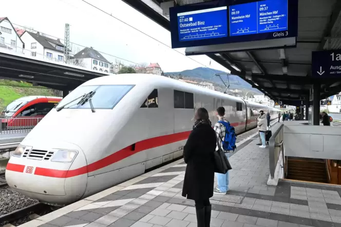 Der bisher einzige direkte ICE von Homburg, Kaiserslautern und Neustadt (Foto) nach Berlin fuhr zeitweise am Wochenende sogar we Der bisher einzige direkte ICE von Homburg, Kaiserslautern und Neustadt (Foto) nach Berlin fuhr zeitweise am Wochenende sogar we