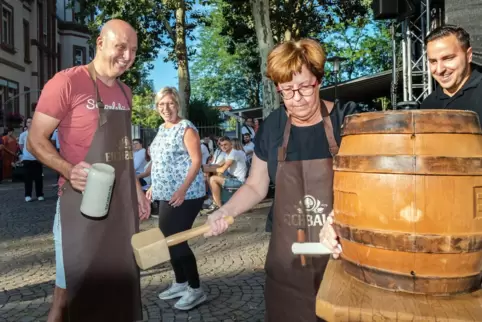 Neue Realität: Vertreterin Monika Kabs eröffnet das Altstadtfest, OB Stefanie Seiler (hinten) schaut zu.