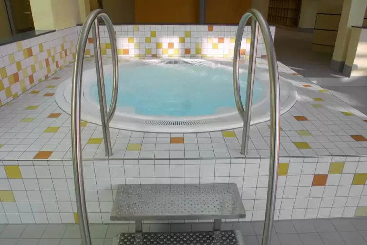 Der Saunabereich im Hallenbad W&ouml;rth wurde 2002 neu er&ouml;ffnet. Aus dieser Zeit stammt auch unser Foto. 