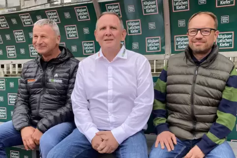 FCH-Vorsitzender Hans Gassert, der neue Sportliche Leiter Dieter Gerstung und Club-Geschäftsführer Rafael Kowollik (v.l.). FCH-Vorsitzender Hans Gassert, der neue Sportliche Leiter Dieter Gerstung und Club-Geschäftsführer Rafael Kowollik (v.l.).