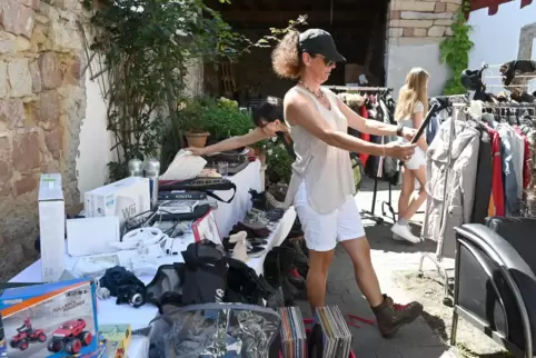 Gebrauchte, aber noch verwendbare Ware soll beim Dorfflohmarkt feilgeboten worden.