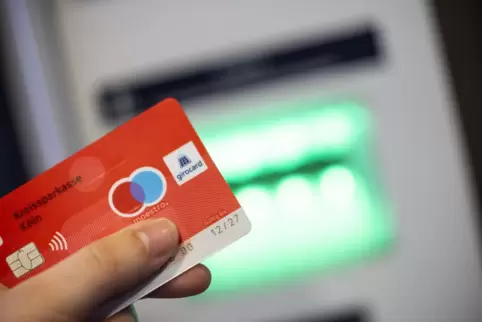 EC-Karte: Längst nicht mehr der einzige Weg, um Bankgeschäfte zu erledigen. 