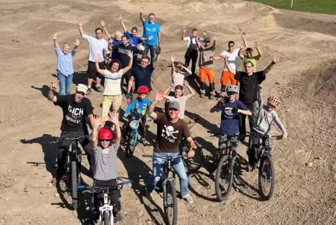 Die ersten Biker auf der Dirtbahn waren auch die Helfer am Freiwilligentag. 