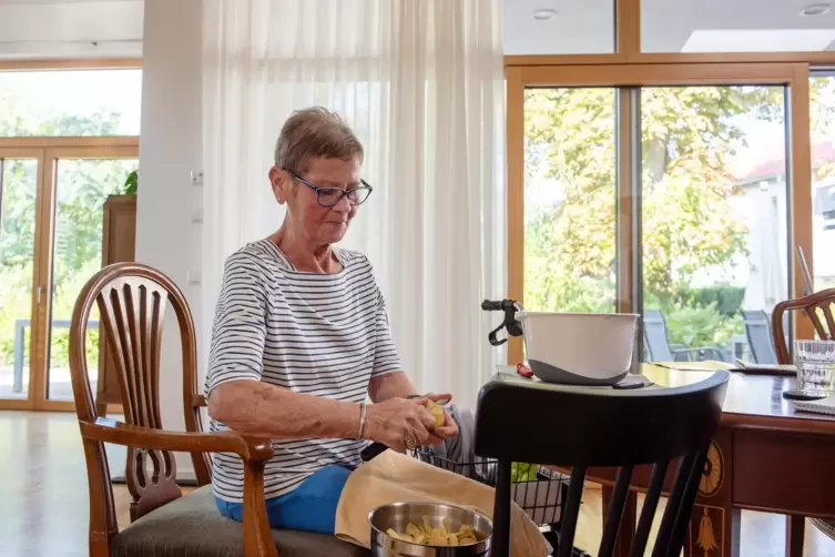 Das Team bei der K&uuml;chenarbeit zu unterst&uuml;tzen, hat der 77-J&auml;hrigen jeden Tag Freude bereitet. 