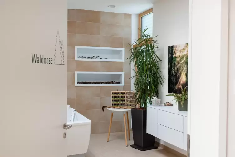 In der &bdquo;Waldoase&ldquo; k&ouml;nnen die G&auml;ste im Aromabad entspannen. 