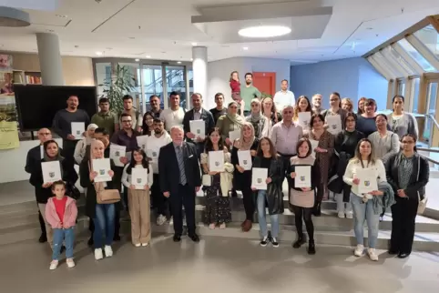 Gruppenbild mit Landrat: Einbürgerungsfeier im Bad Dürkheimer Kreishaus. 