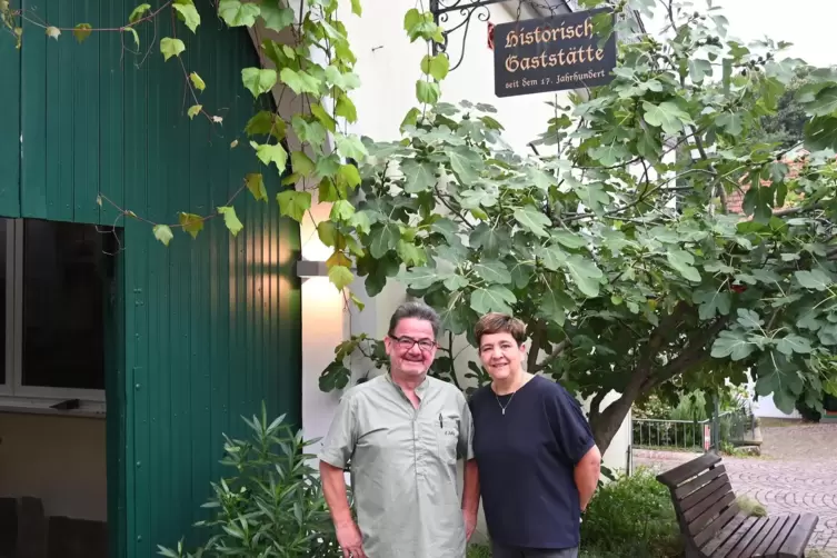  Corinna und Harry Kolley betreiben seit 2012 das Traditionsrestaurant K&auml;sb&uuml;ro. 