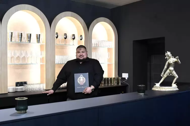  Listet auf der Speisekarte indische K&uuml;che mit modernen Elementen: Haveli-Inhaber Amit Saily. 