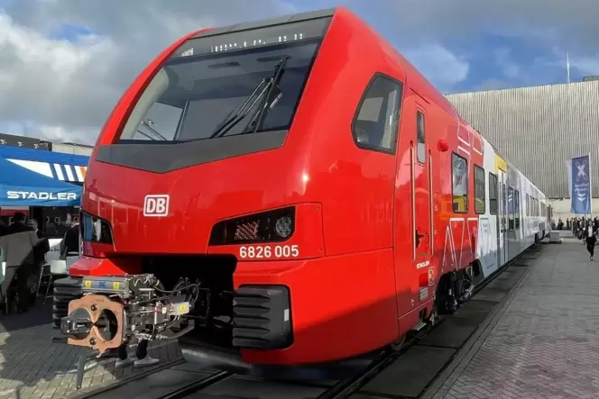Der Stadler-Flirt-Akku-Triebwagen auf der Messe Innotrans. Der Stadler-Flirt-Akku-Triebwagen auf der Messe Innotrans.