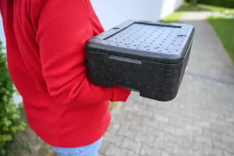 Nur noch bis Montag liefert das Rote Kreuz warme Mittagsmahlzeiten in Zweibrücken und Umgebung aus. Nur noch bis Montag liefert das Rote Kreuz warme Mittagsmahlzeiten in Zweibrücken und Umgebung aus.
